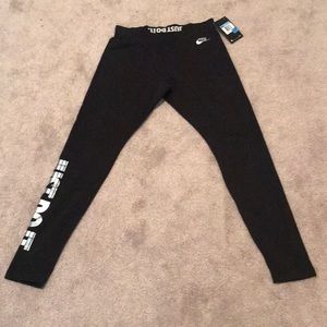BLACK NIKE LEGGINGS NEW WITH TAG.